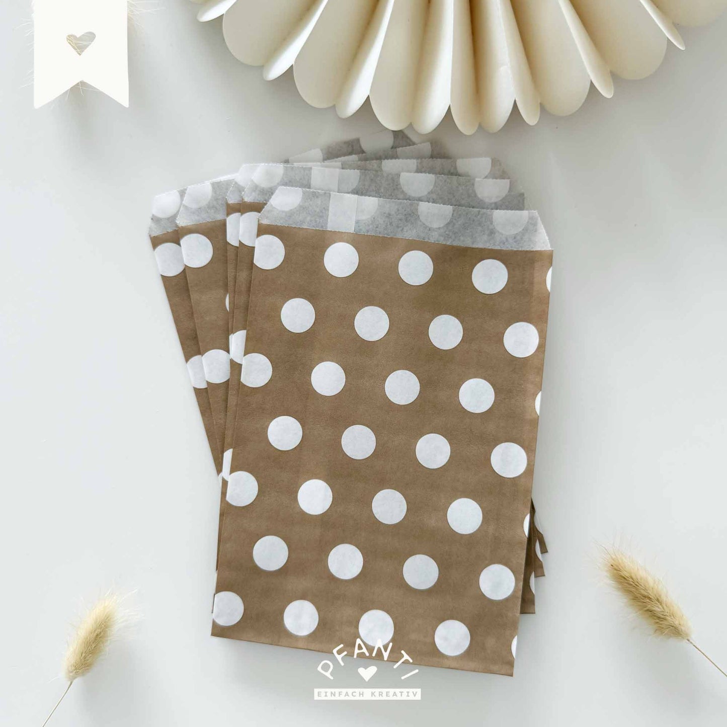 Geschenktüte beige-weiß (gepunktet)