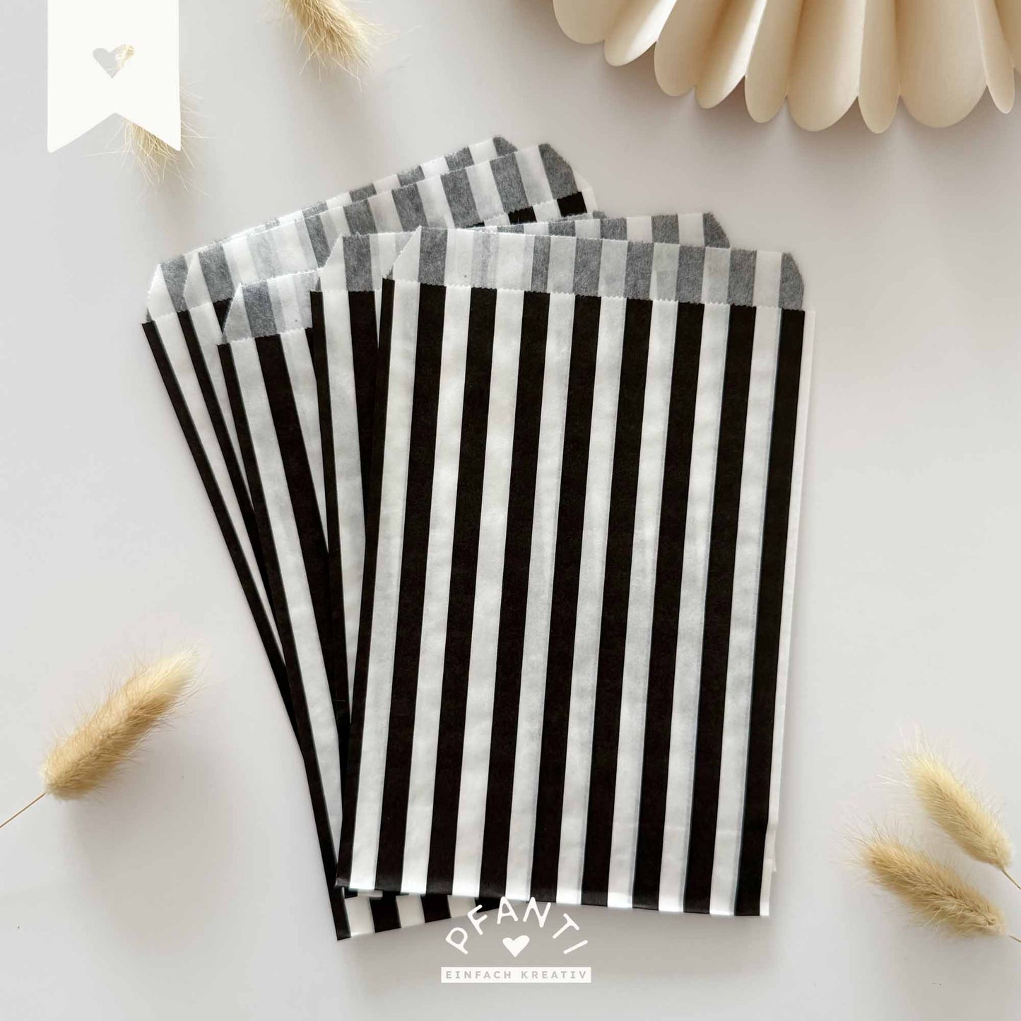 Geschenktüte schwarz-weiß (gestreift)