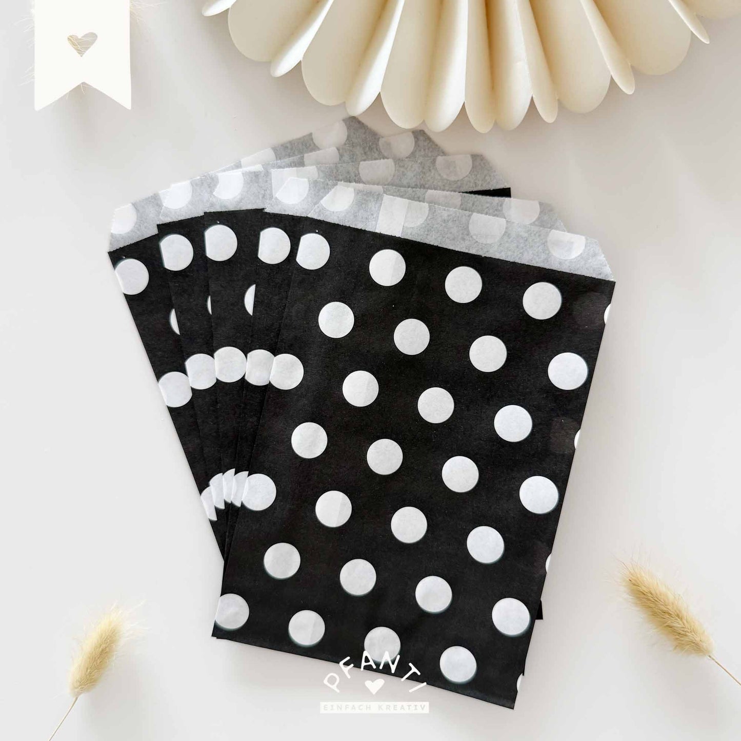 Geschenktüte schwarz-weiß (gepunktet)